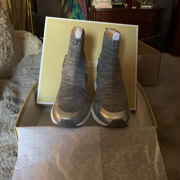 Michael Kors, size 6.5.  They are made of stretch material and worn once.  Mint - Picture 2 of 4